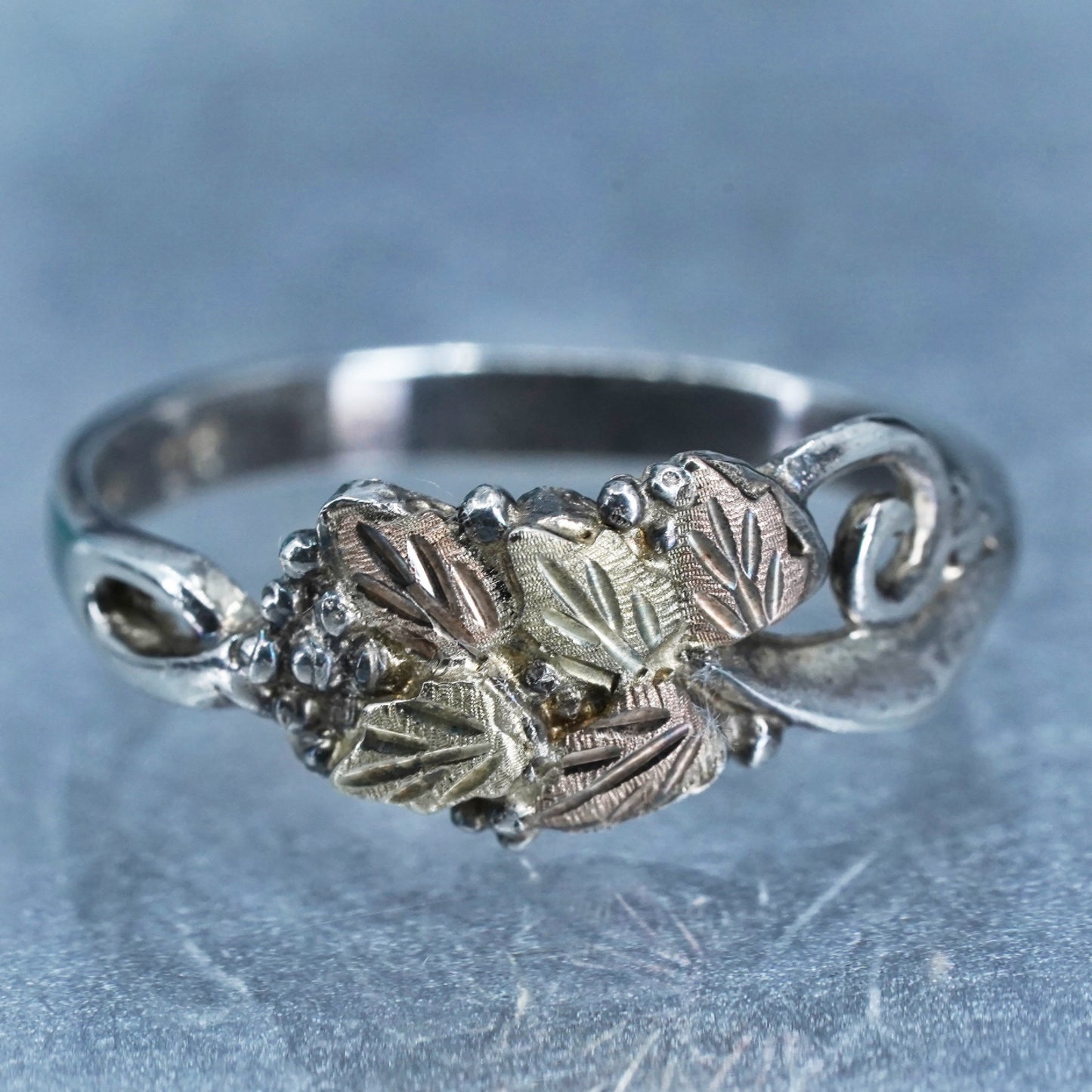 Size 8, VTG Black Hills CCO triple tone Sterling 925 silver ring w/ 10K leaves