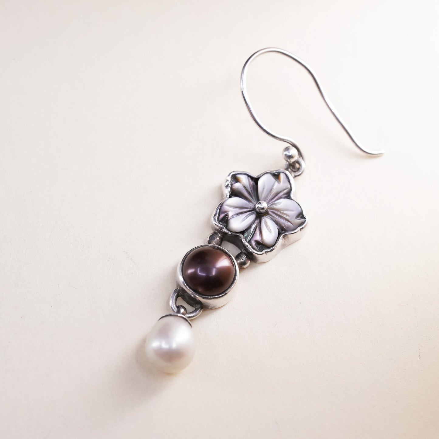 Vintage sterling 925 silver single earring with mother of pearl flower pearl