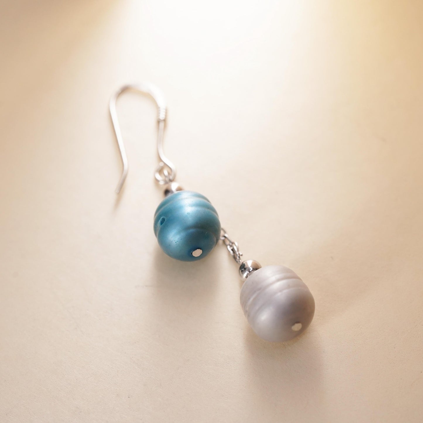 Vintage sterling silver 925 handmade single earring with blue and white pearl