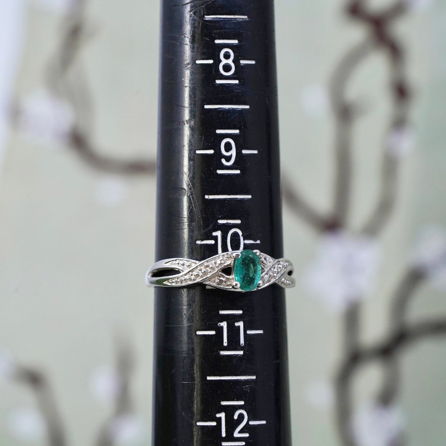 Size 10, Vintage sterling silver thin band ring with emerald