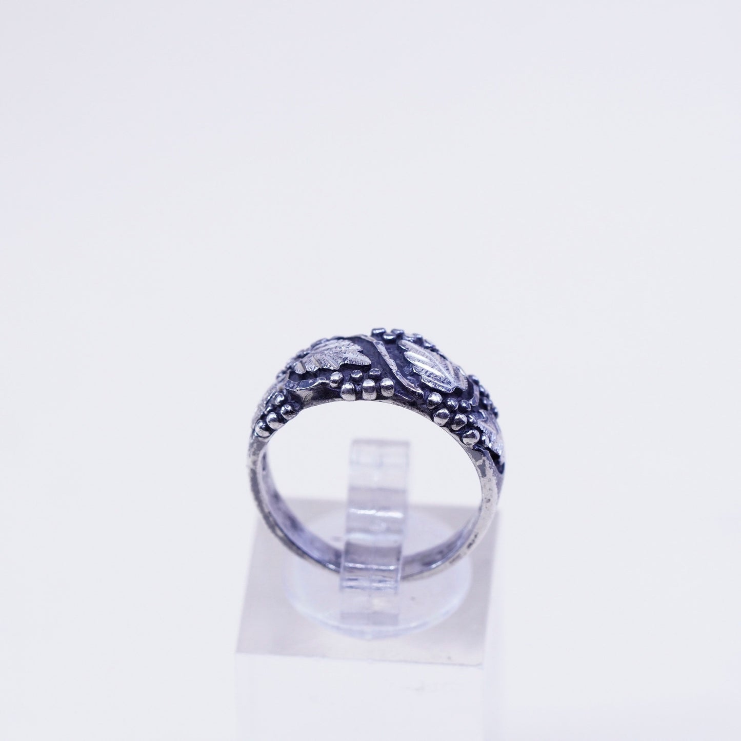 Size 7.25, Wheeler jewelry Sterling silver ring, 925 band w/ grape vine leaves