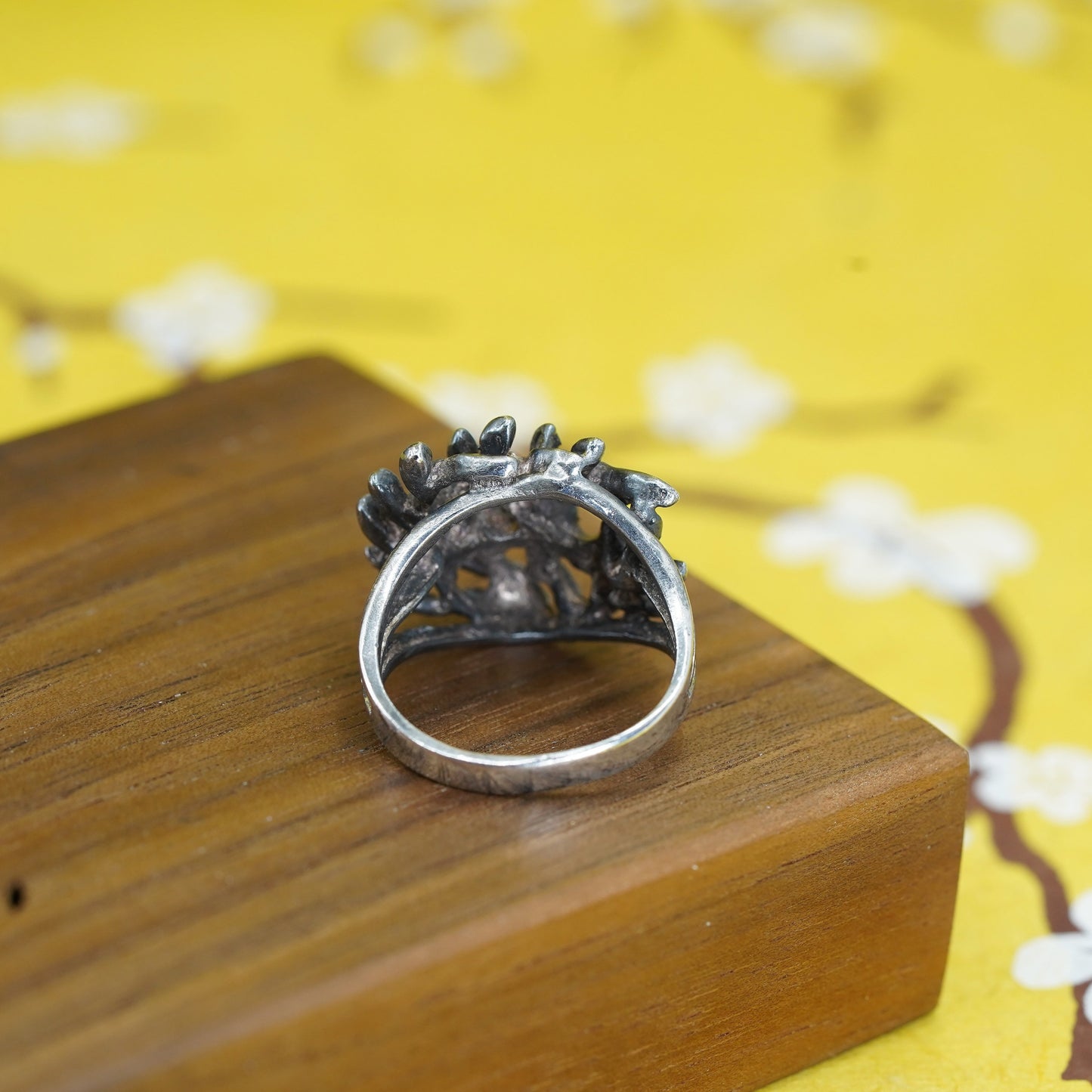 Size 7.5, Israel Sterling silver ring, southwestern style, 925 leaves band