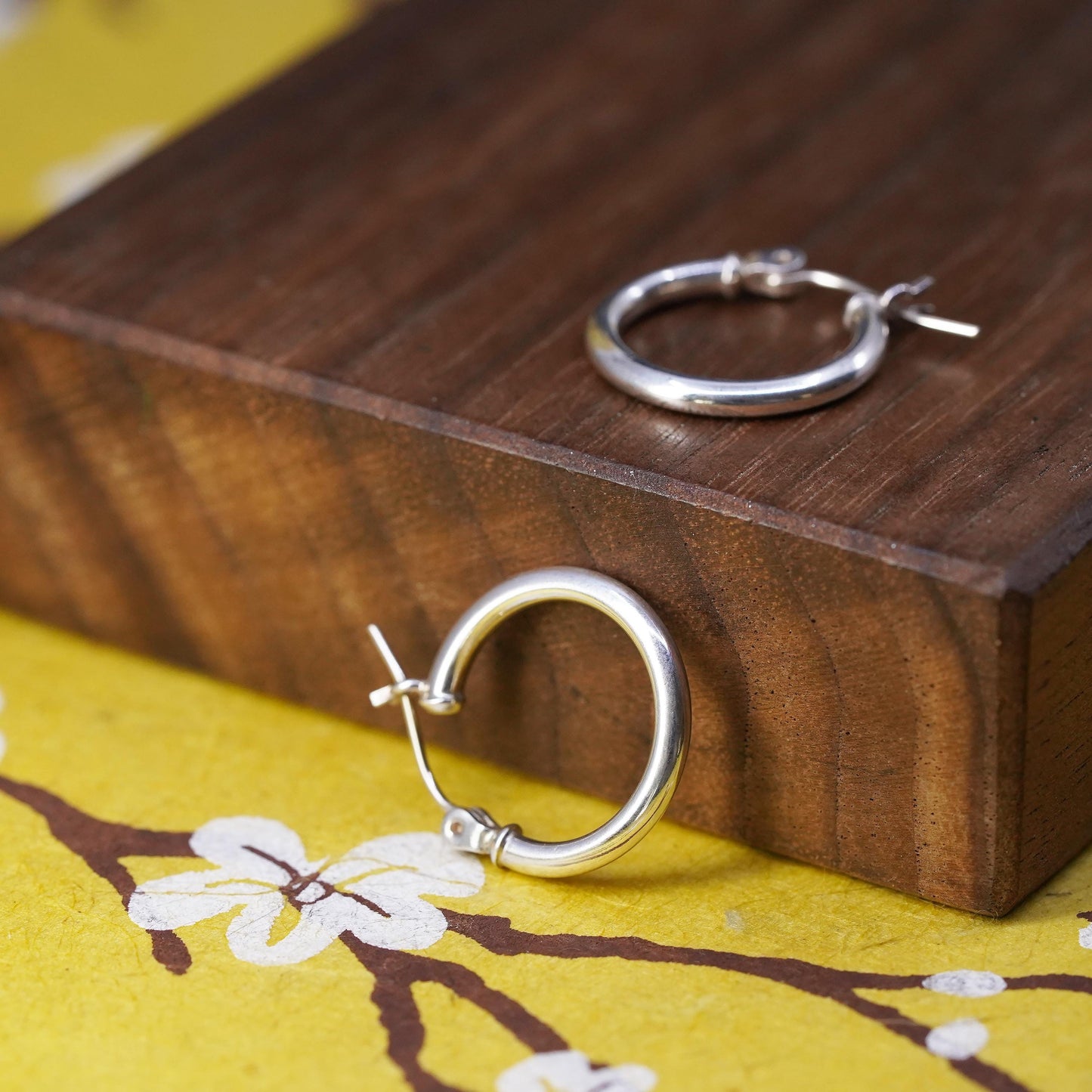 0.5”, 1.3g, vintage 14K gold circle hoops, huggie, white gold earrings