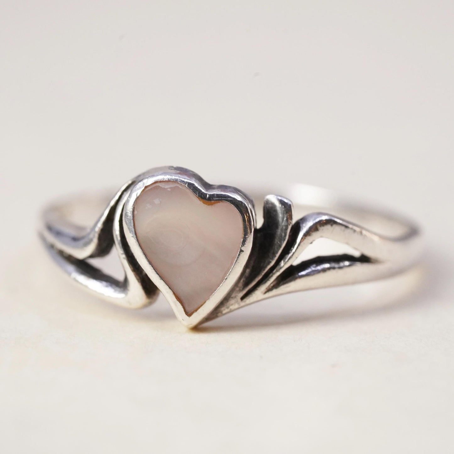 Size 6.25, VTG southwestern sterling silver ribbed ring heart mother of pearl