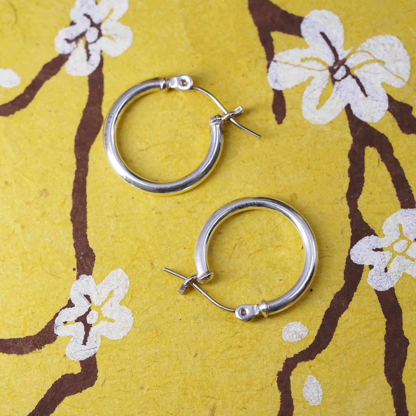 0.5”, 1.3g, vintage 14K gold circle hoops, huggie, white gold earrings