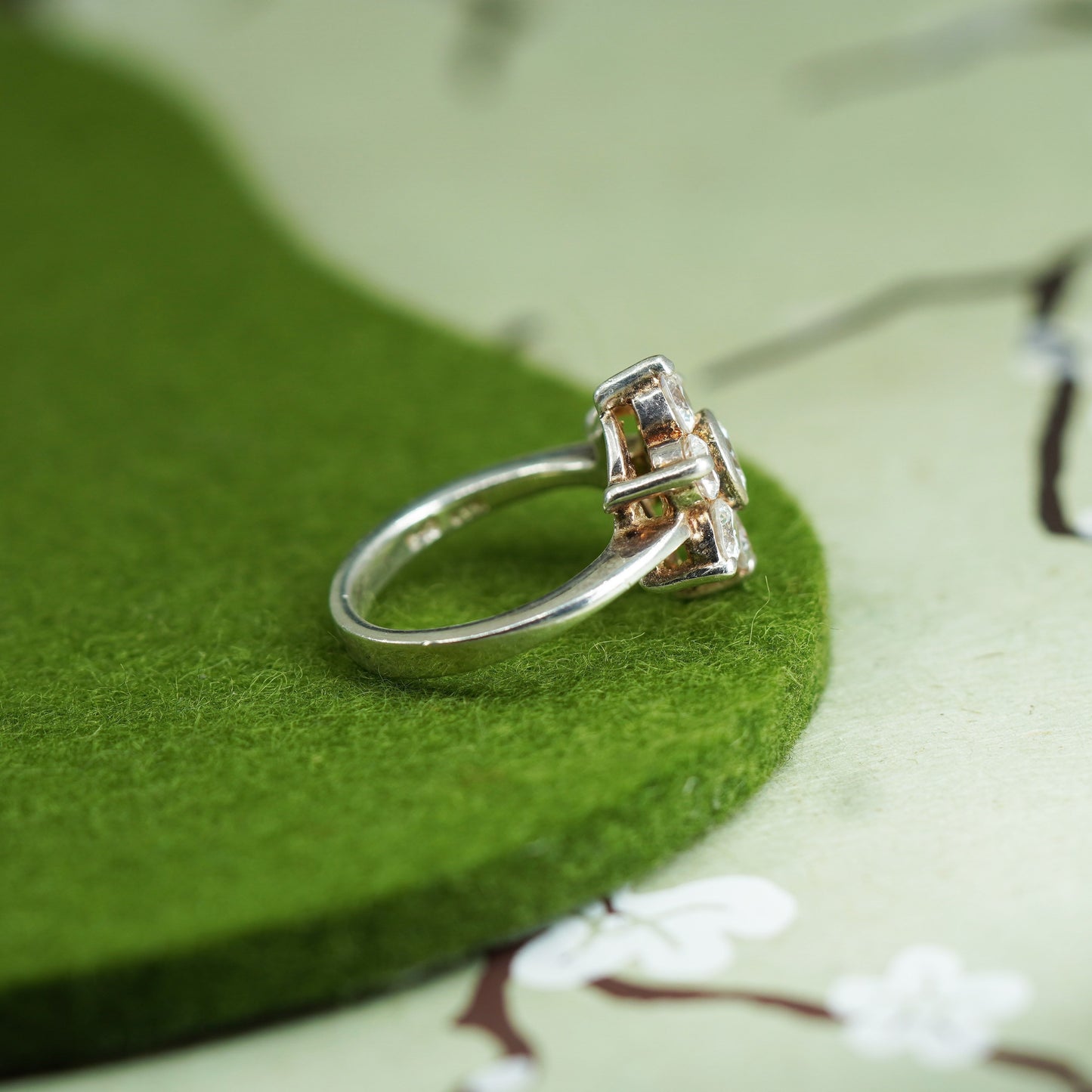 Size 7, vtg 925. Sterling silver flower ring with cluster CZ, engagement ring