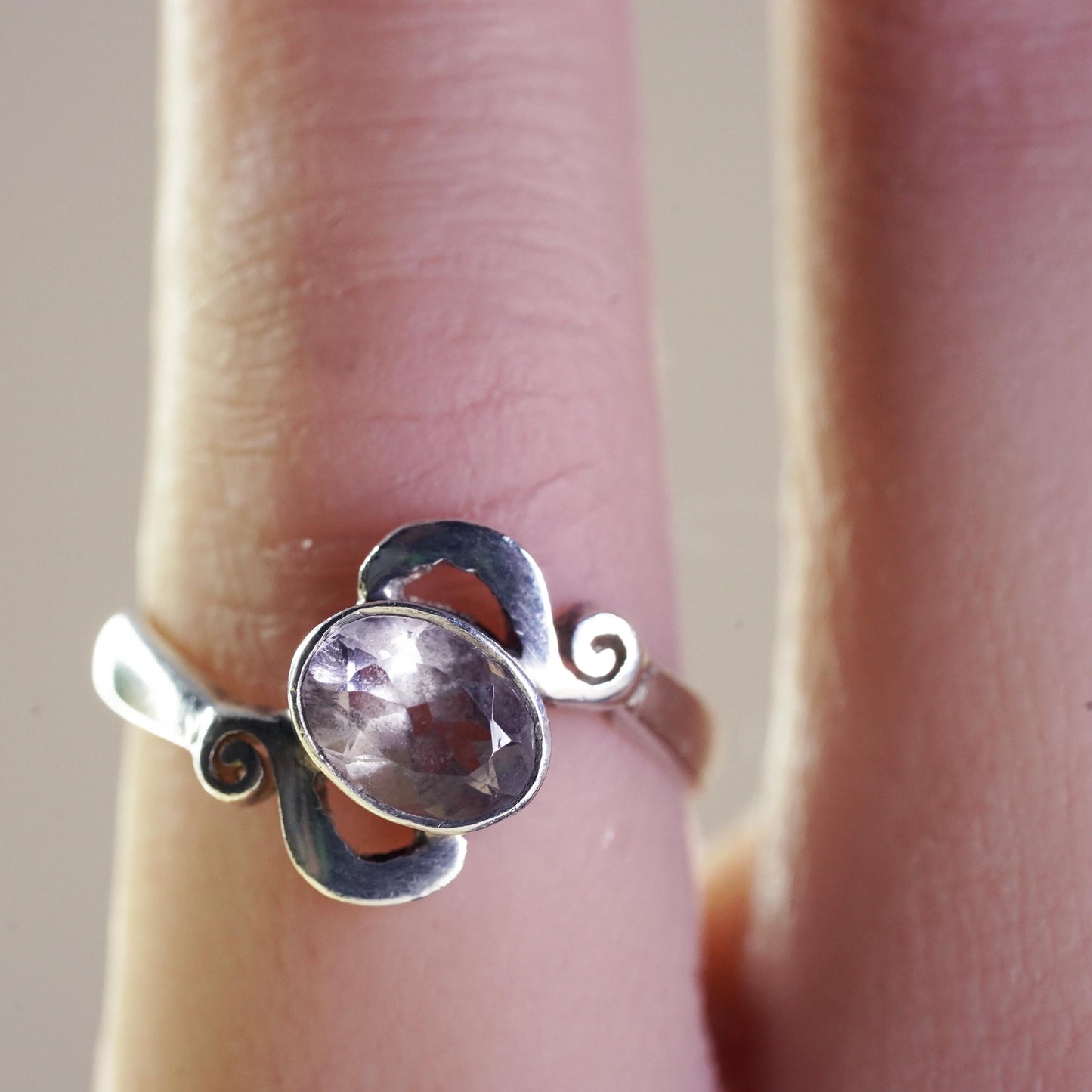 Size 5, vintage Sterling 925 silver handmade spiral ring with amethyst