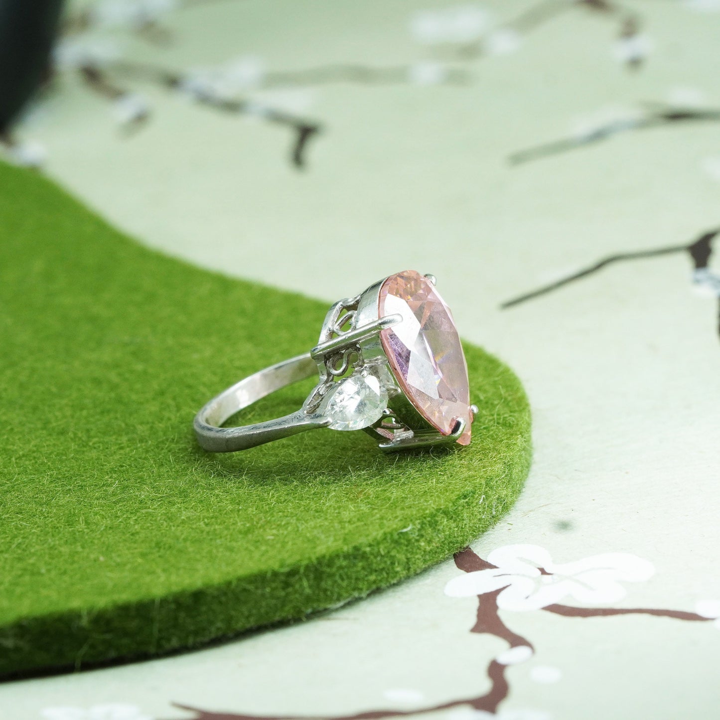 Size 6.75, vtg Sterling 925 silver fashionable ring with teardrop pink crystal