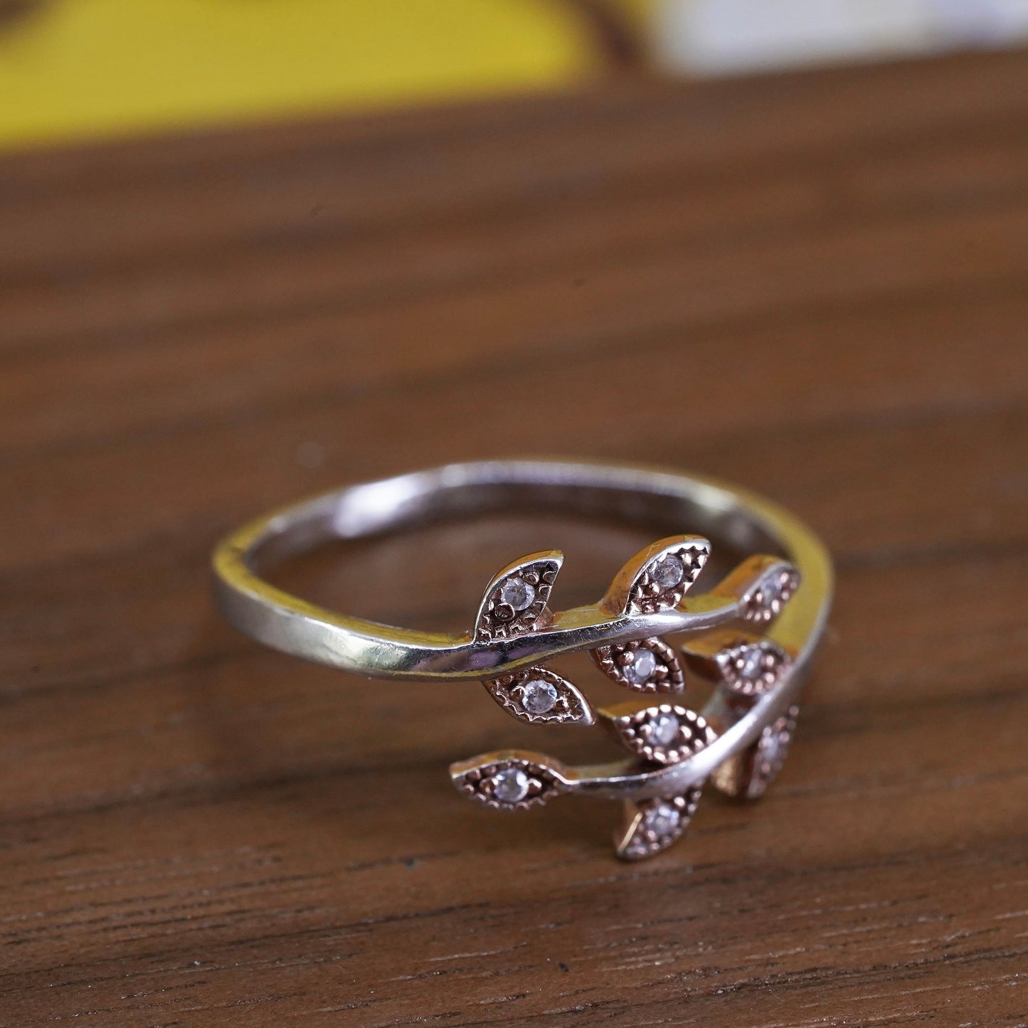 Size adjustable, VTG two tone Sterling 925 silver ring, band with leaves and cz