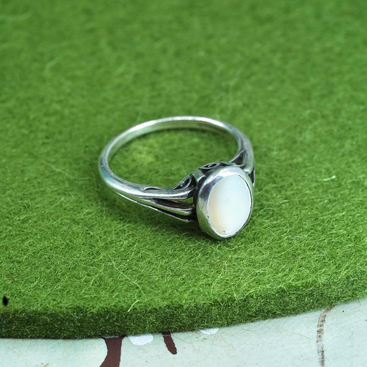 Size 7, Vintage sterling 925 silver handmade ring with mother of pearl inlay