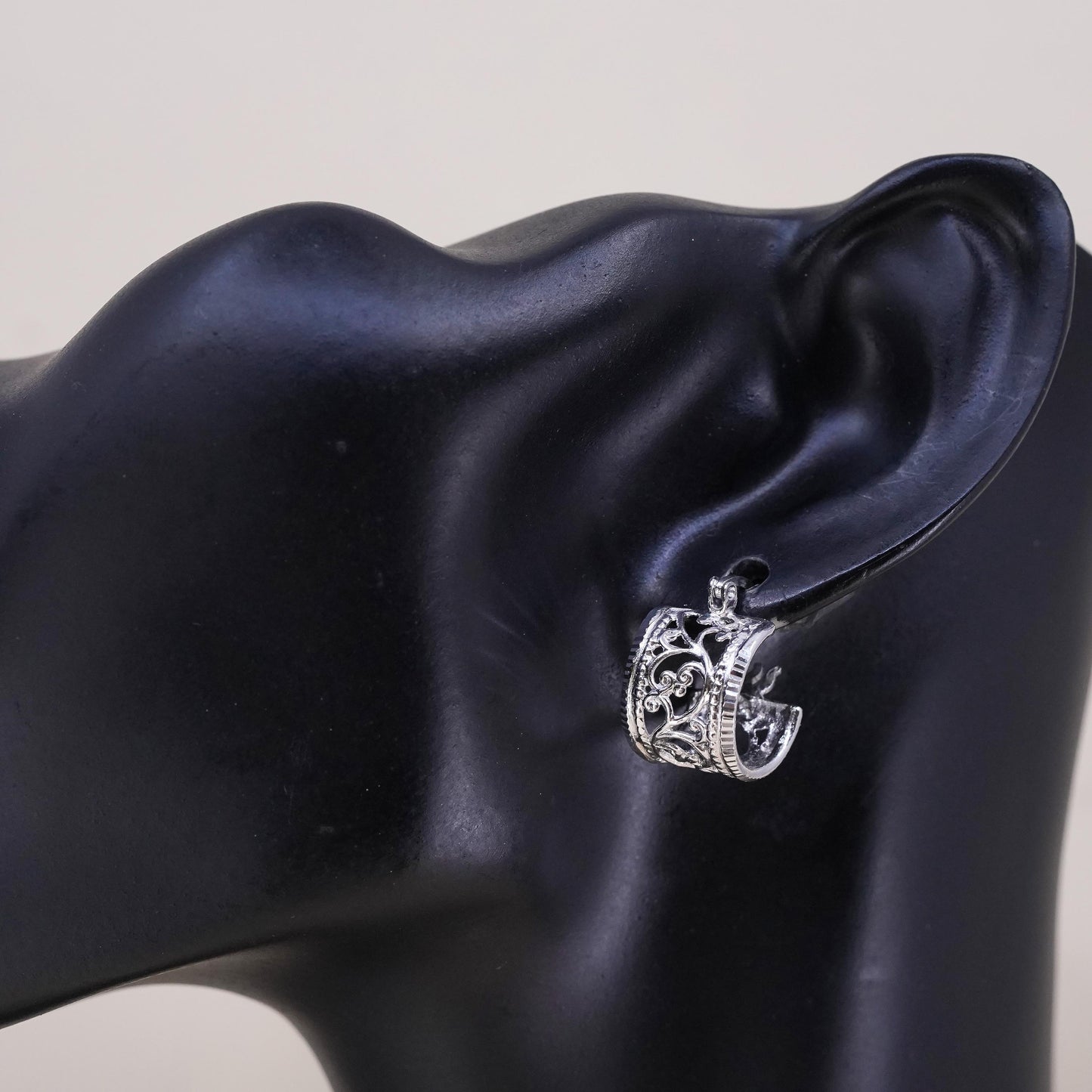 Vintage 925 Sterling Silver Filigree Open Hoop Huggie Post Single 1 earring