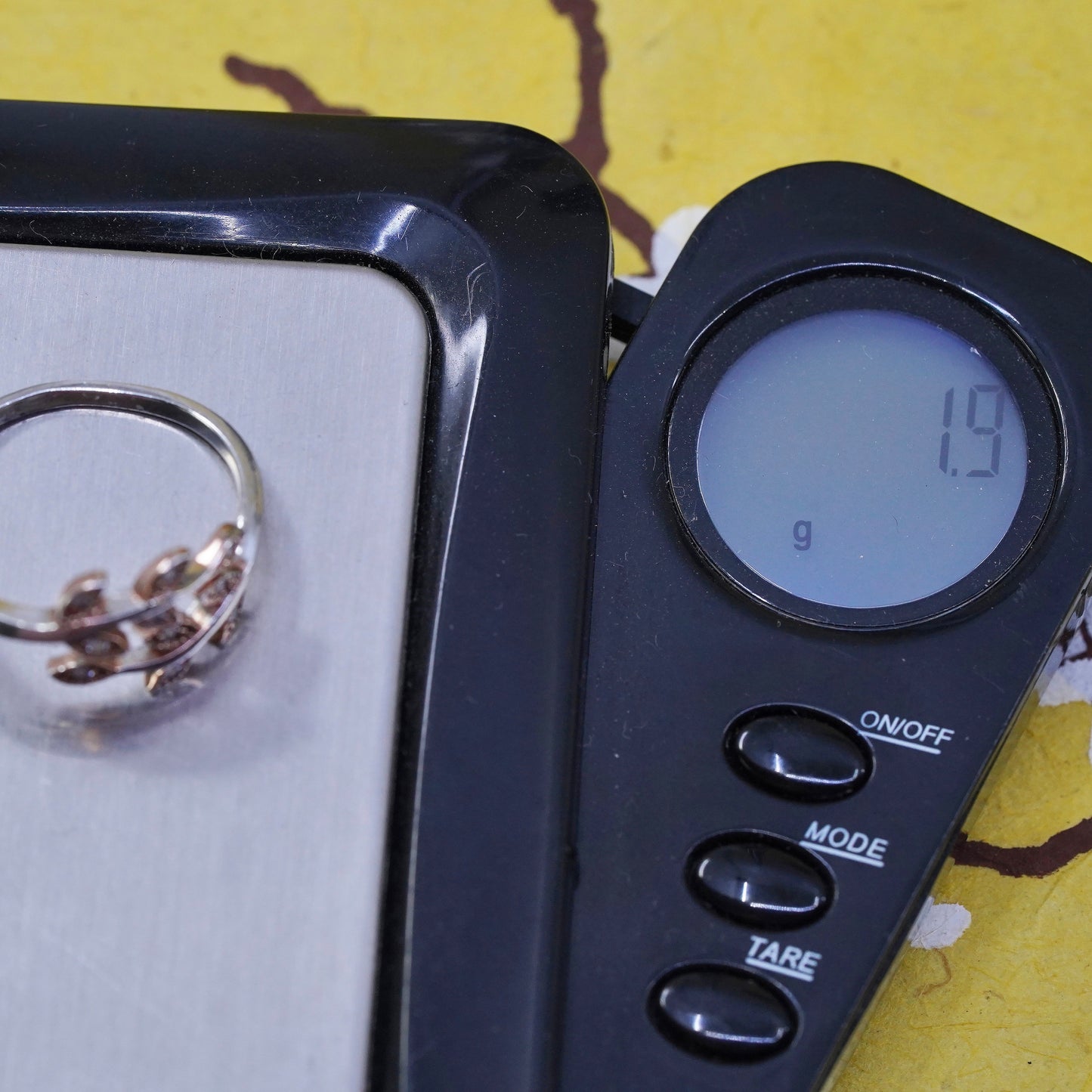 Size adjustable, VTG two tone Sterling 925 silver ring, band with leaves and cz