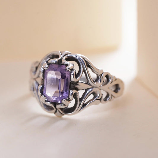 Size 8, Vintage sterling 925 silver handmade cocktail ring w/ amethyst filigree