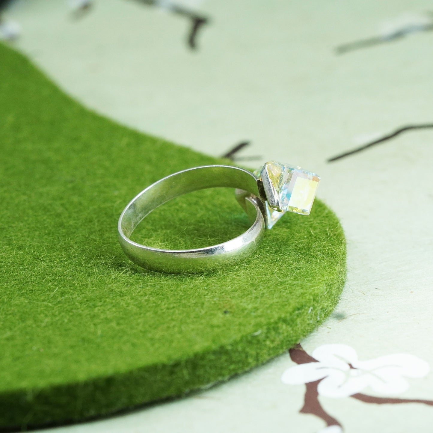 Size 7, Vintage sterling 925 silver handmade wrap band ring with cube crystal