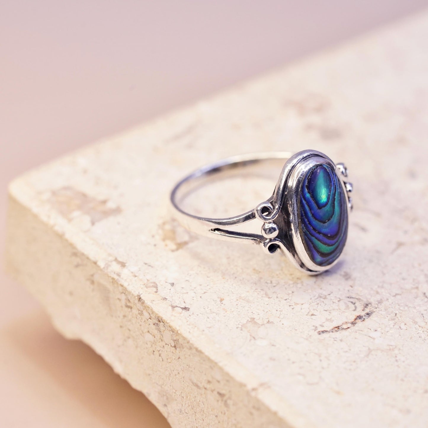 Size 8, vintage southwestern sterling 925 silver handmade ring w/ oval abalone