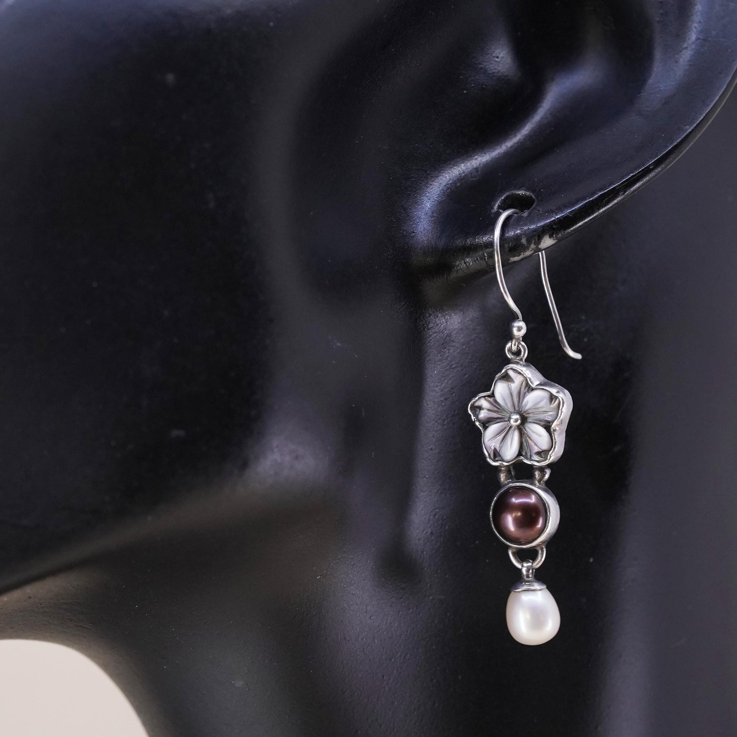 Vintage sterling 925 silver single earring with mother of pearl flower pearl