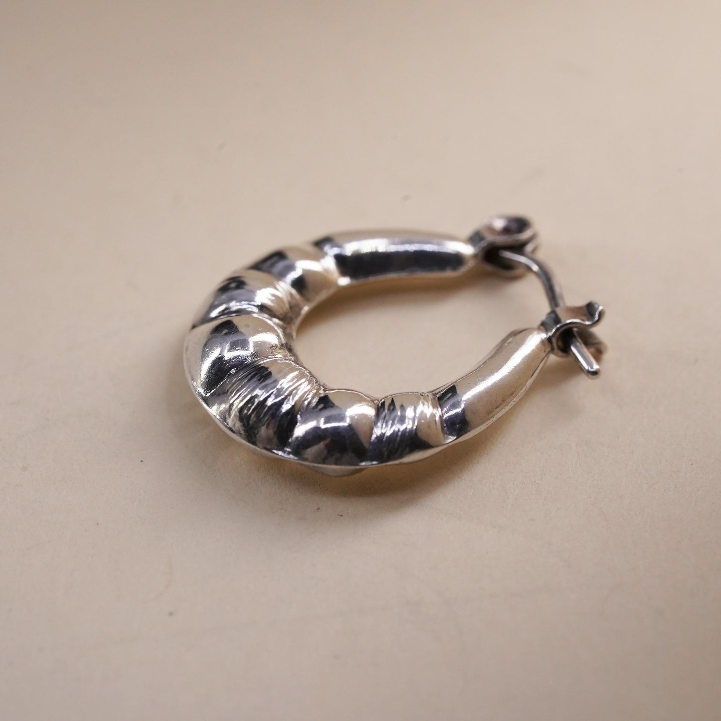 0.75", VTG sterling silver loop single earring, fashion ribbed primitive hoop