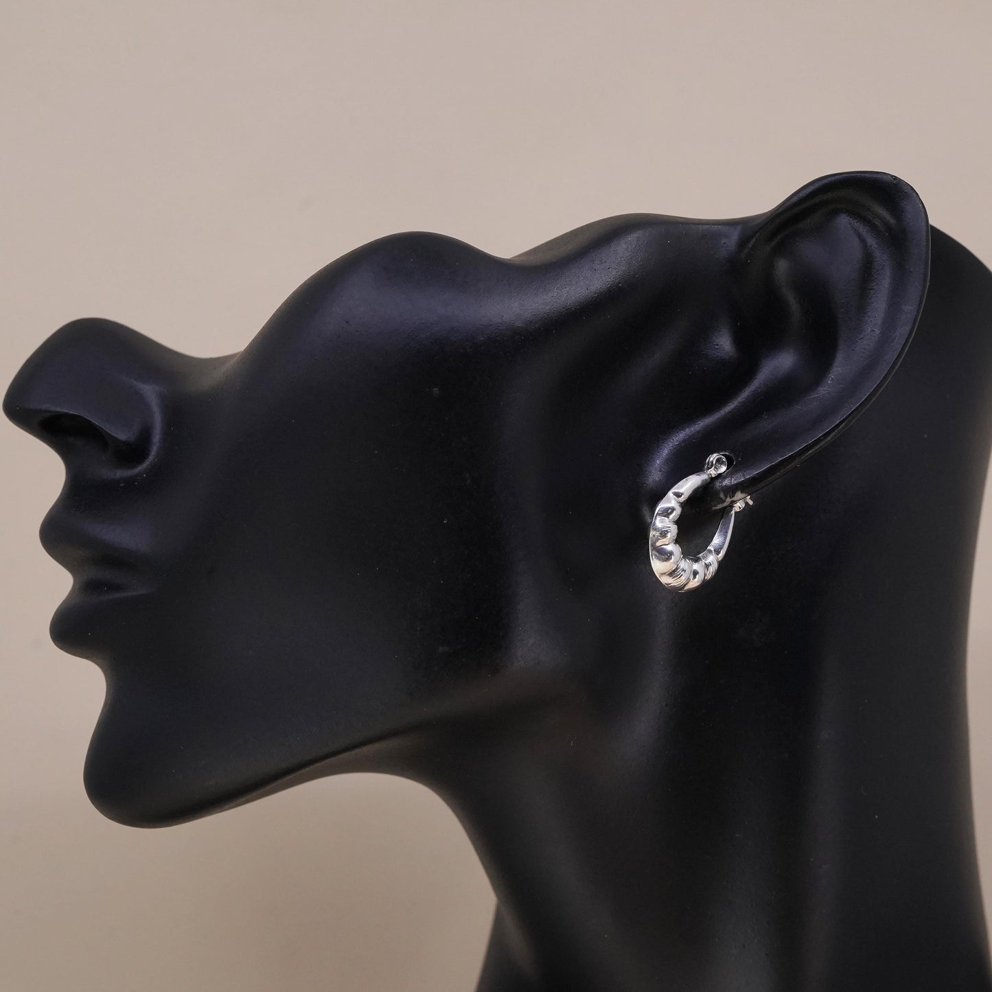 0.75", VTG sterling silver loop single earring, fashion ribbed primitive hoop
