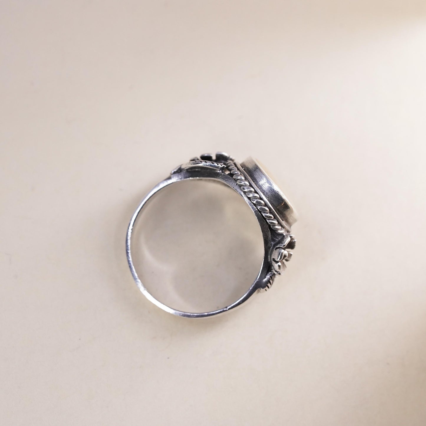 Size 7, southwestern sterling silver ring, 925 flower leaves mother of pearl