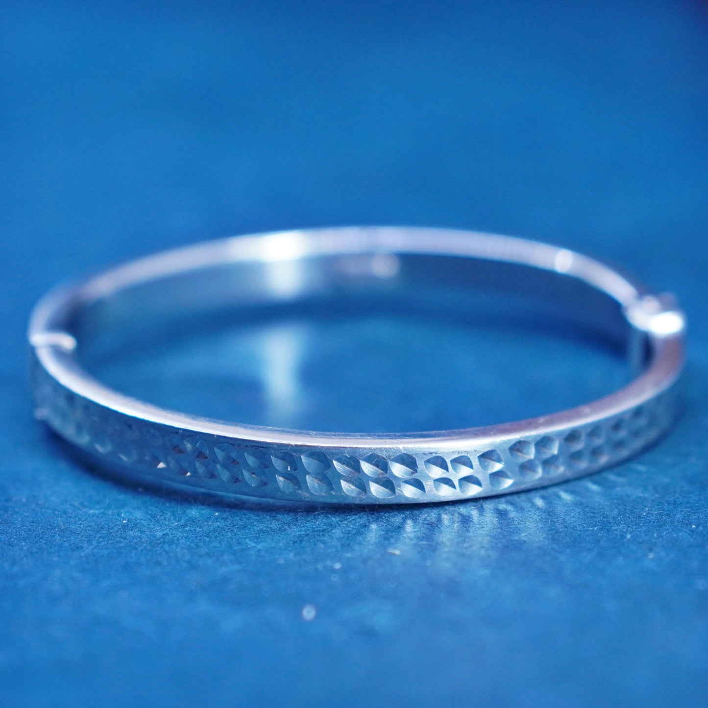 6.5”, VTG Italy sterling silver handmade bracelet, 925 textured hinged bangle