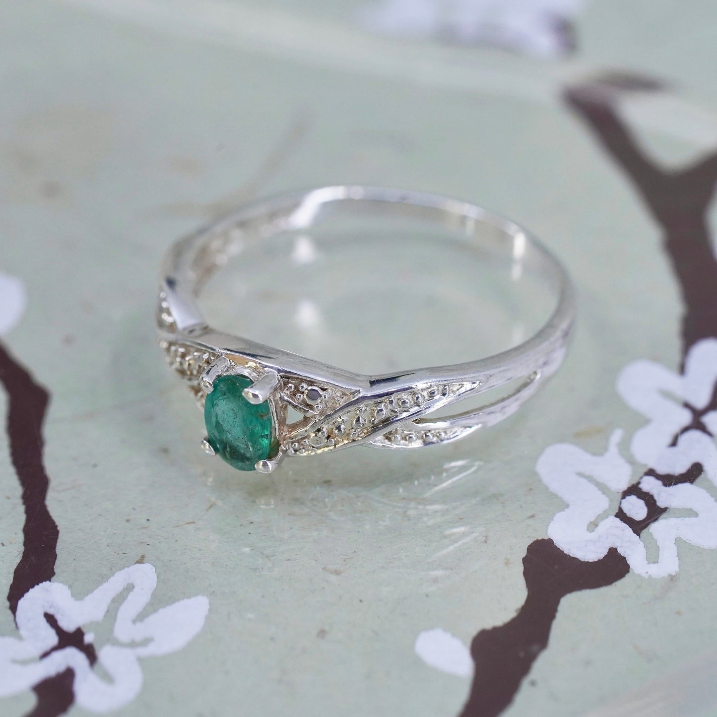 Size 10, Vintage sterling silver thin band ring with emerald