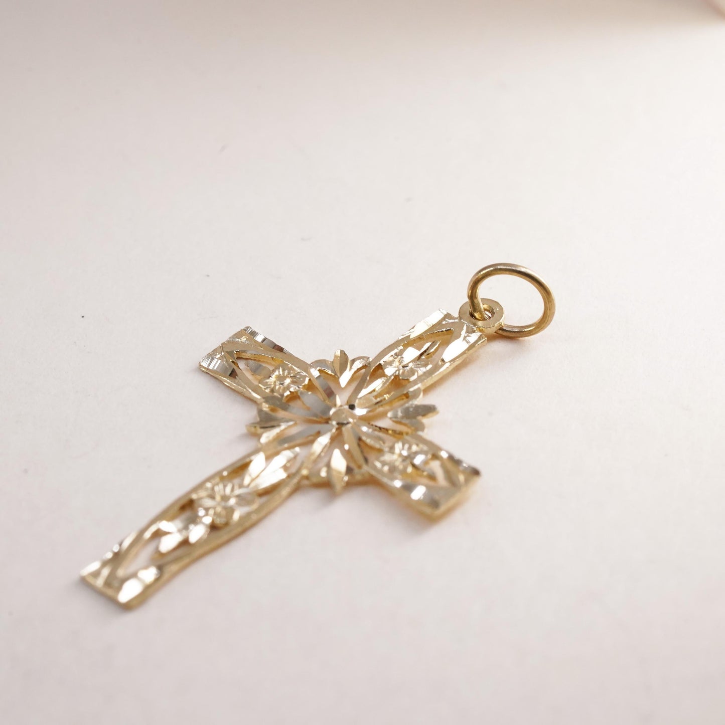 0.9g, Vintage 14K gold pendant, filigree yellow gold cross Pendant