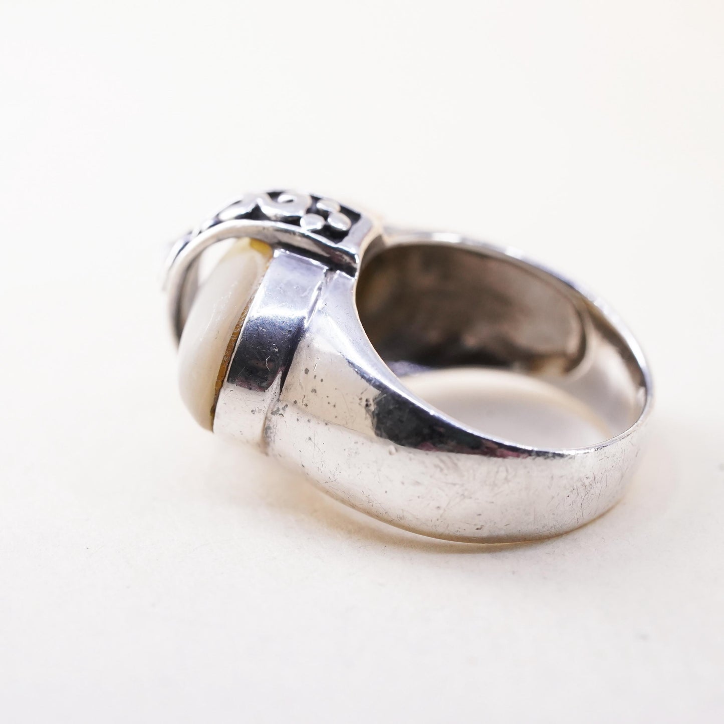 Size 6.75, Vintage southwestern sterling 925 silver ring oval mother of pearl