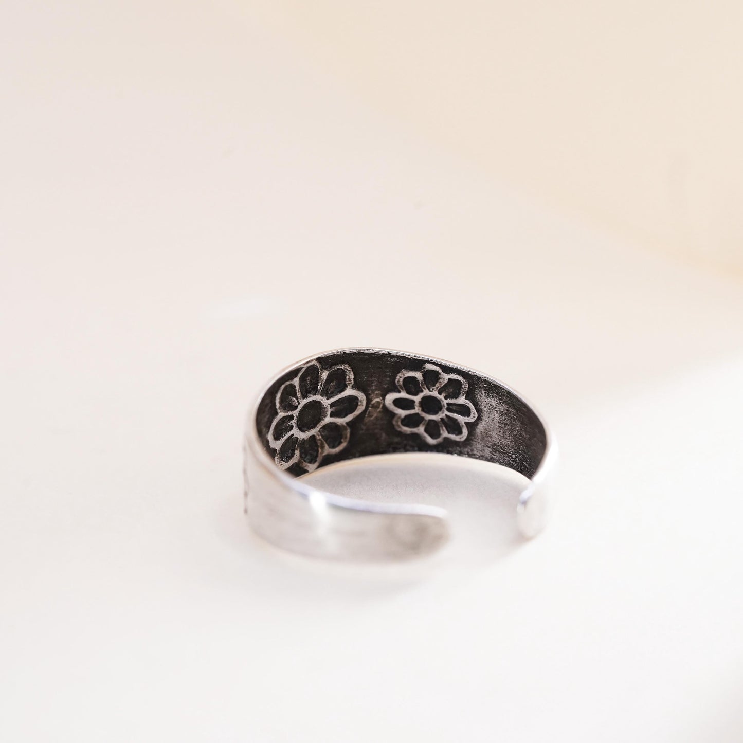 Size 4, vintage Sterling silver handmade ring, 925 filigree band with flower