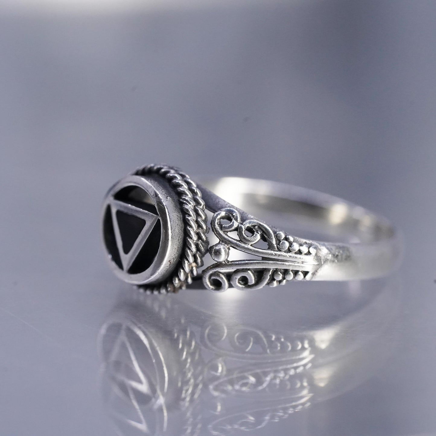 Size 7.25, VTG Sterling 925 silver handmade triangular ring w/ onyx inlay cable