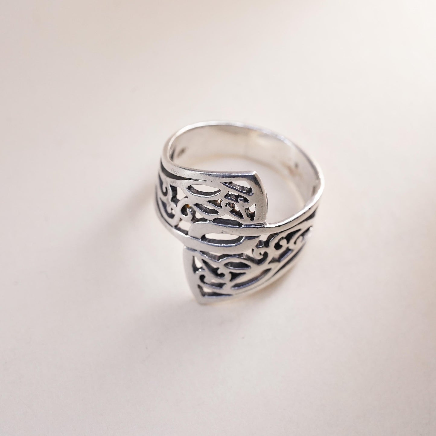 Size 7, vintage Sterling silver handmade ring, 925 band w/ filigree swirl band