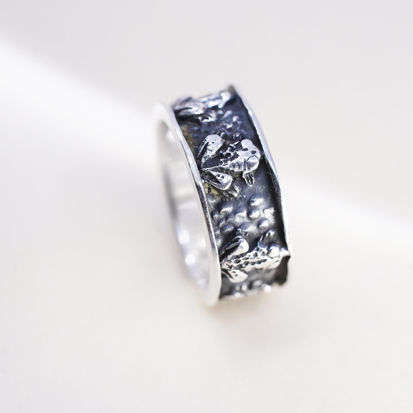 Size 5, vintage Sterling 925 silver handmade ring, relief frog 925 band