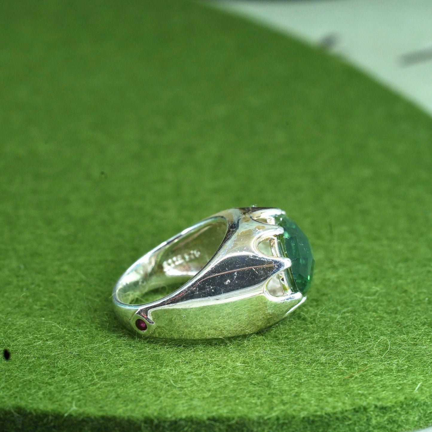 Size 8, vtg designer Elle sterling 925 silver crown ring with prehnite and ruby