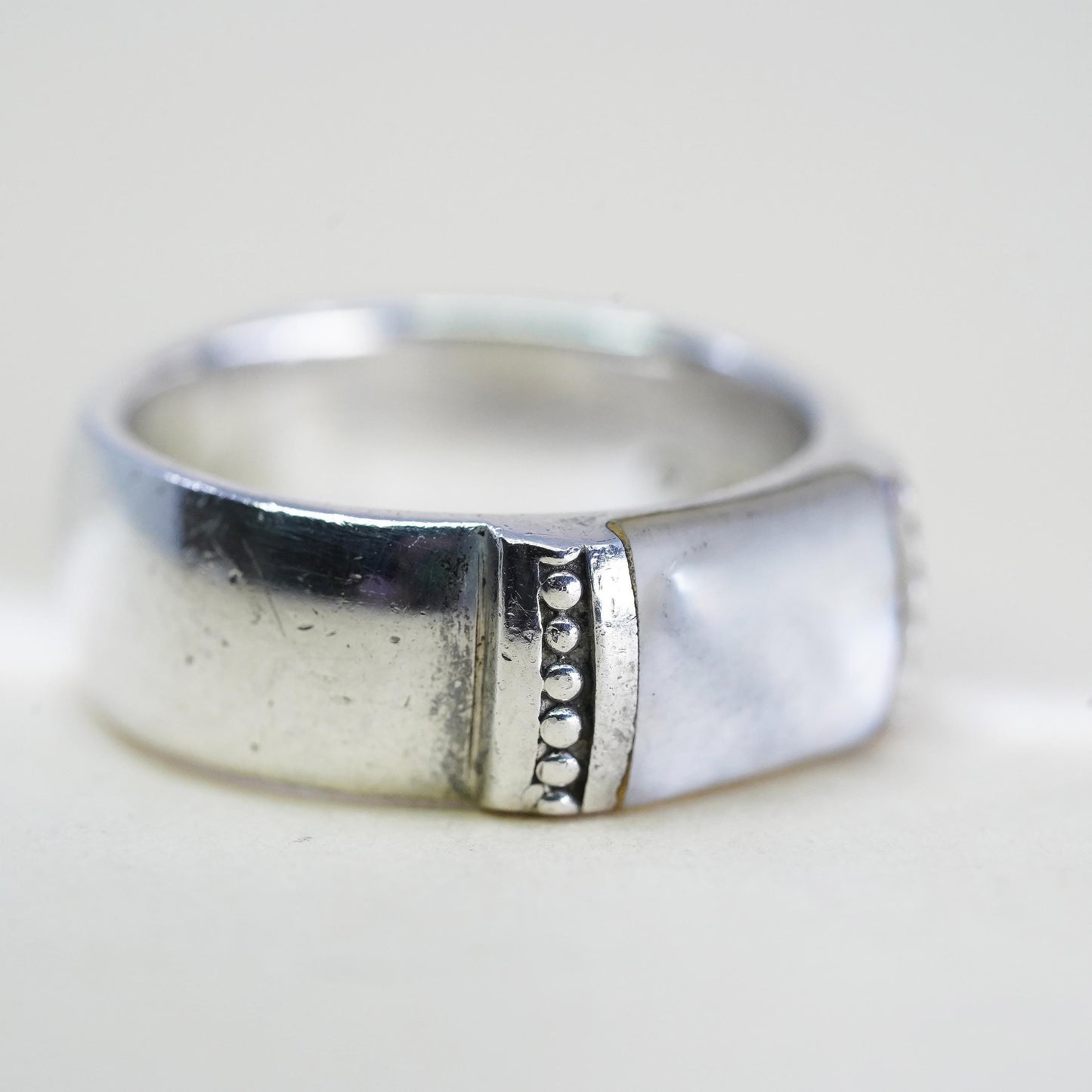Size 8, VTG SAMUEL B. 925 sterling silver band ring mother of pearl inlay beads