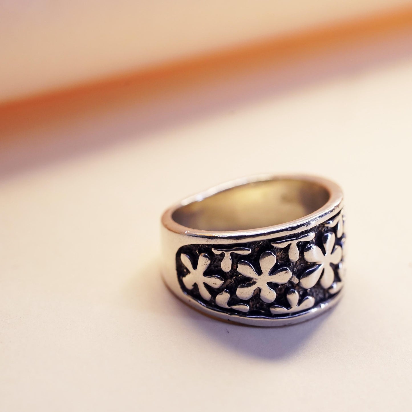 Size 9.25, vintage Sterling 925 silver handmade relief daisy flower ring band