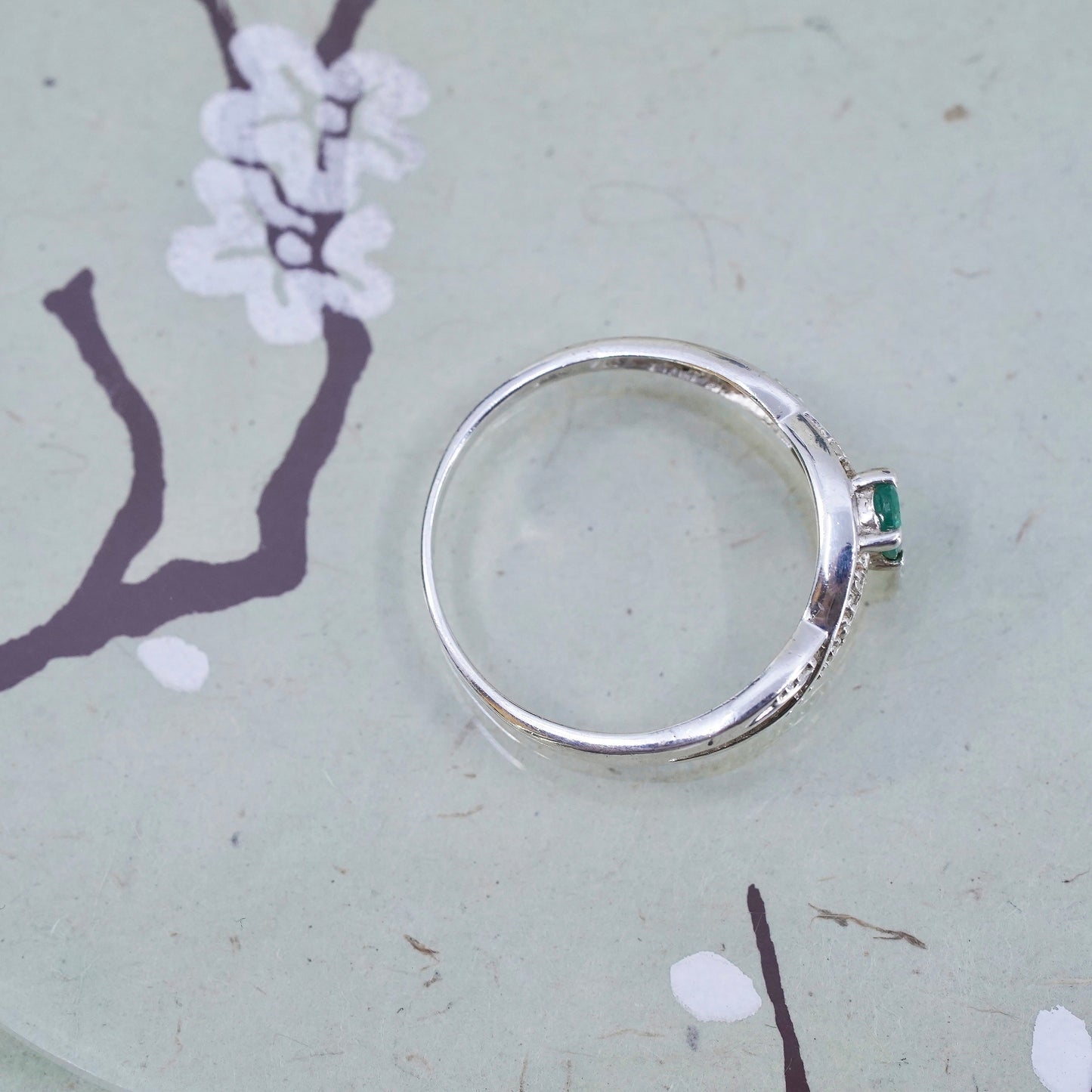 Size 10, Vintage sterling silver thin band ring with emerald