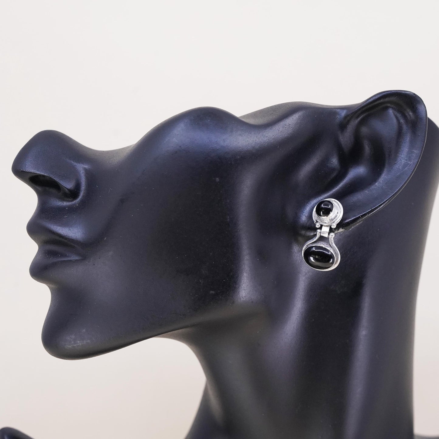 Vinyage southwestern single earring. Sterling 925 silver stud with oval onyx