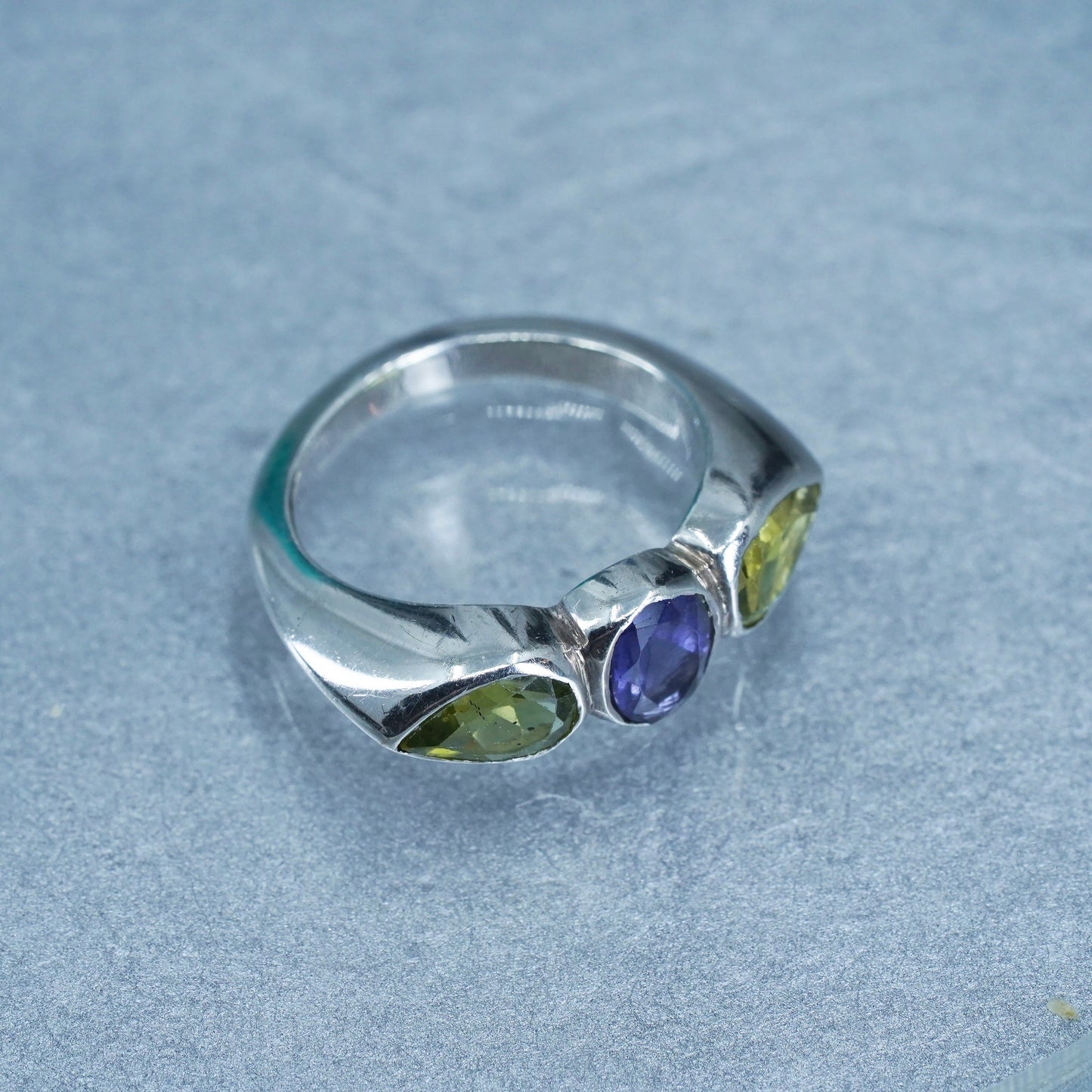 Size 5.5, vtg Sterling 925 silver handmade band ring with amethyst and peridot