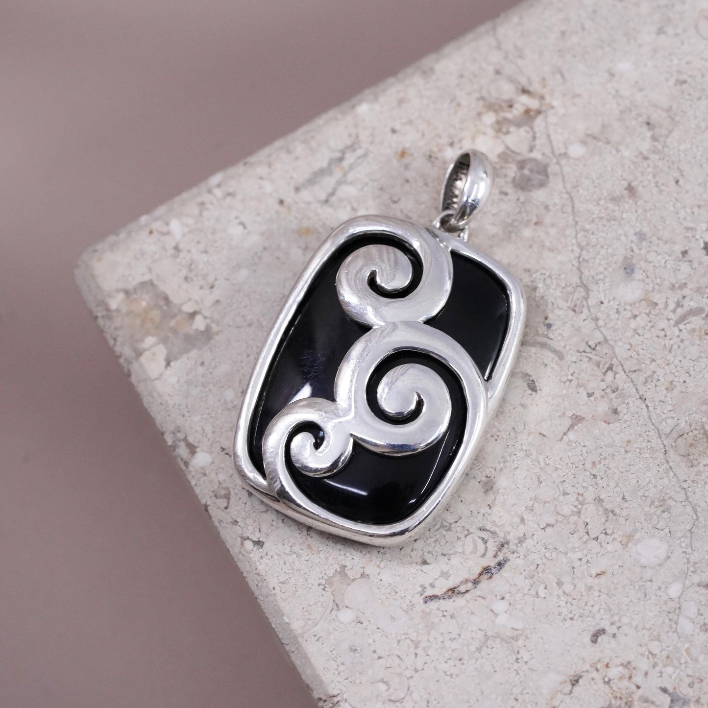 Vintage Sterling 925 silver handmade swirly pendant with onyx