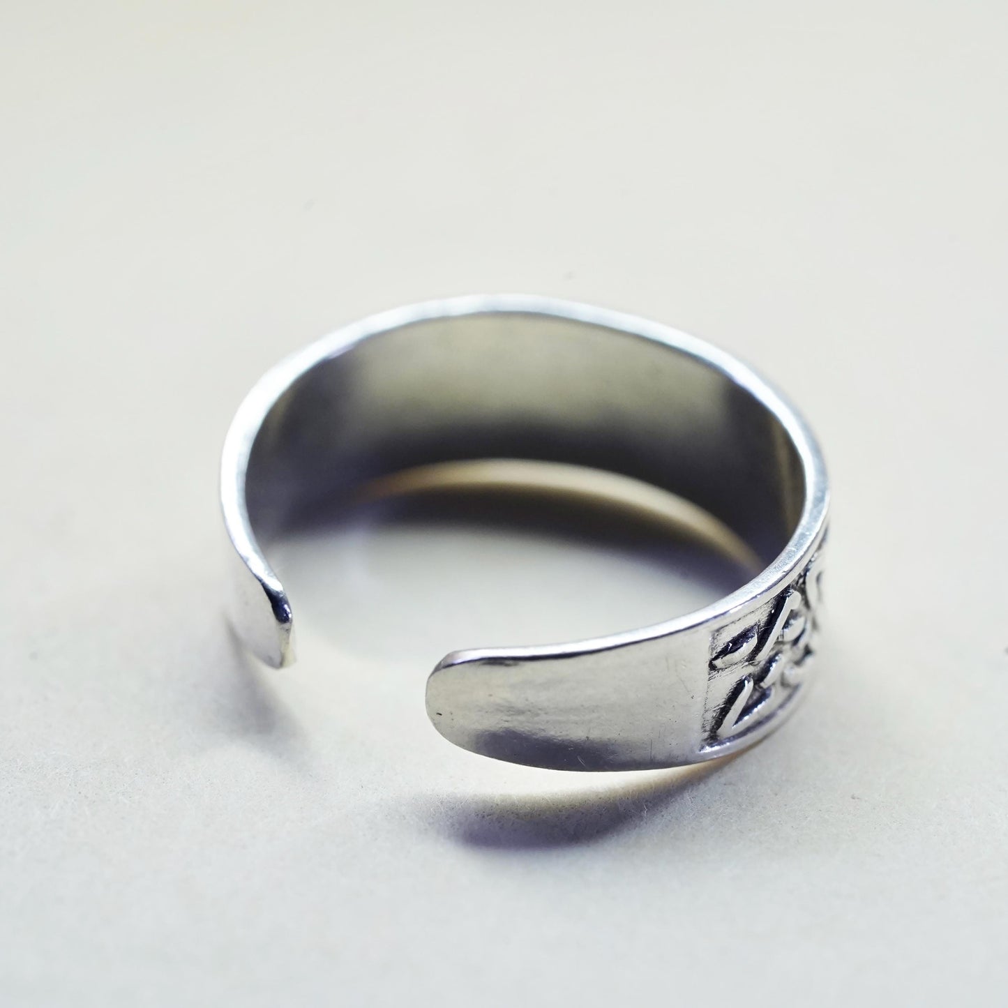 Size 4, vintage sterling silver handmade ring, 925 Celtic knot relief open band