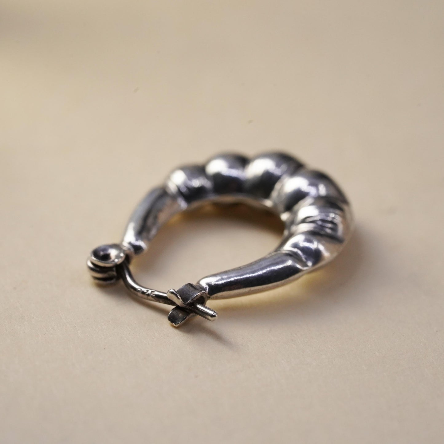 0.75", VTG sterling silver loop single earring, fashion ribbed primitive hoop