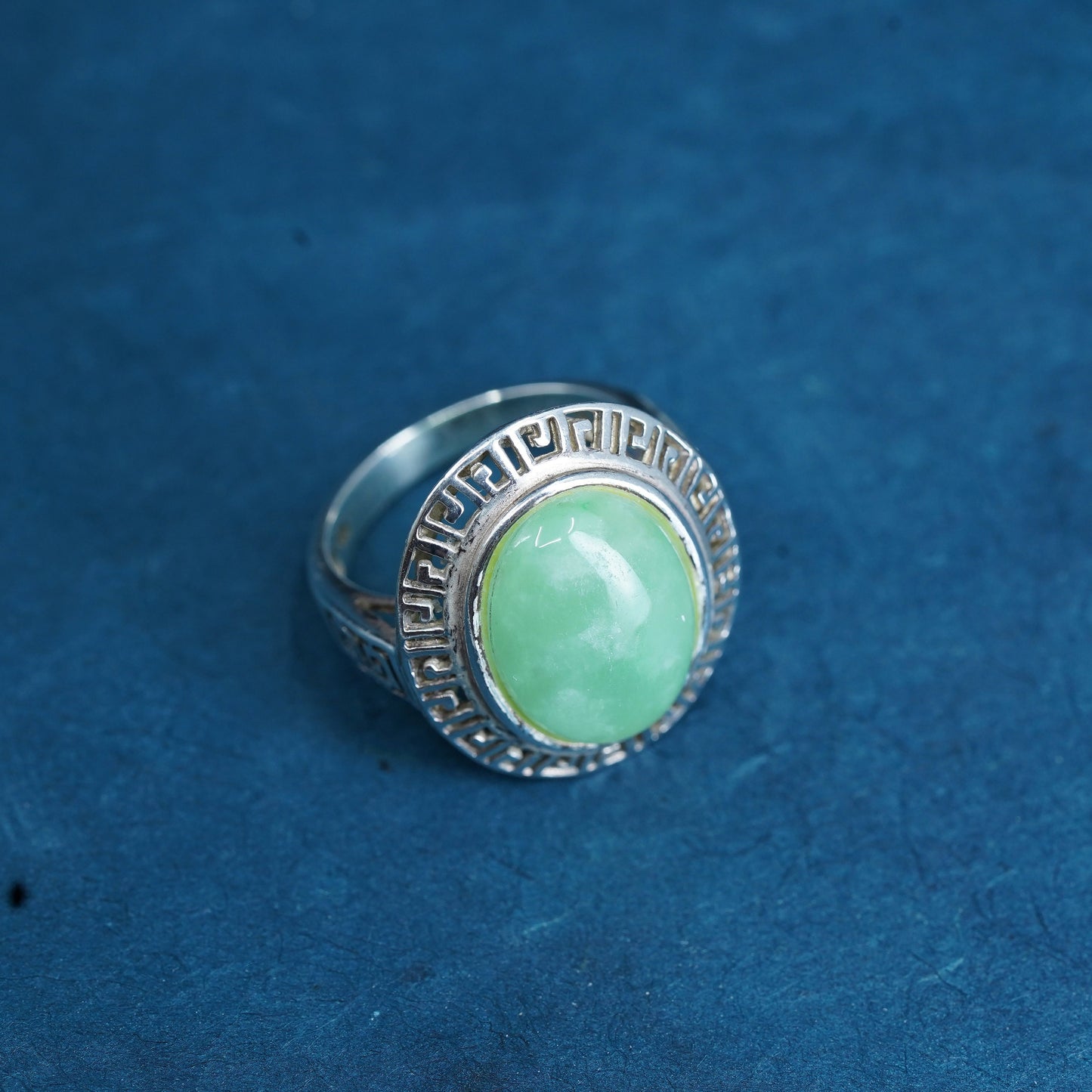 Size 8, vintage sterling 925 silver green key ring with oval jade