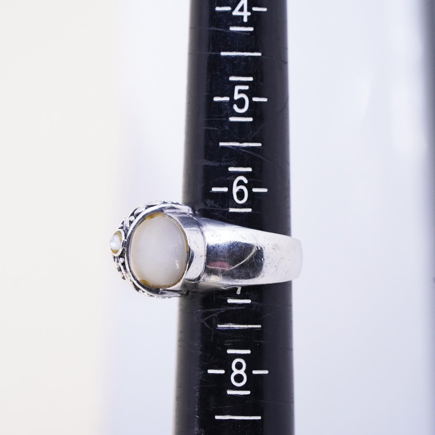 Size 6.75, Vintage southwestern sterling 925 silver ring oval mother of pearl