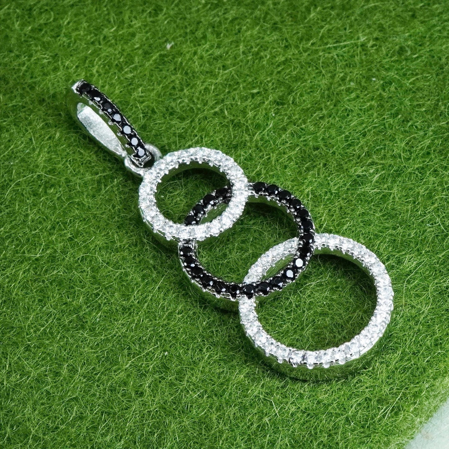 Vintage sterling 925 silver entwined circle pendant with cluster Cz