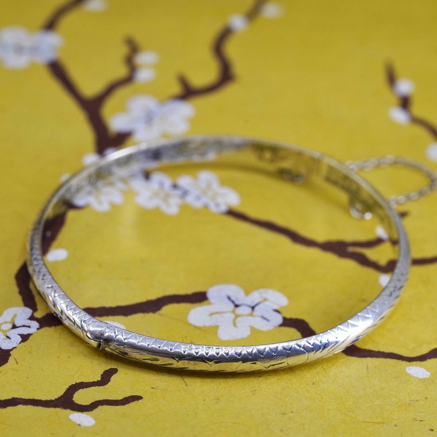 7.5", Sterling silver bracelet, textured 925 hinged bangle with secure chain