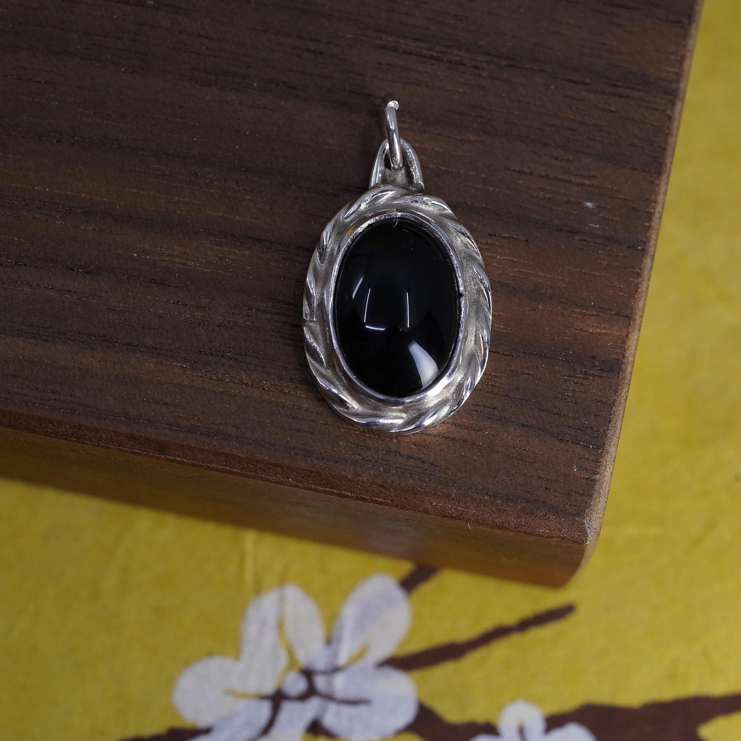 Vintage southwestern Sterling 925 silver handmade pendant with oval onyx cable