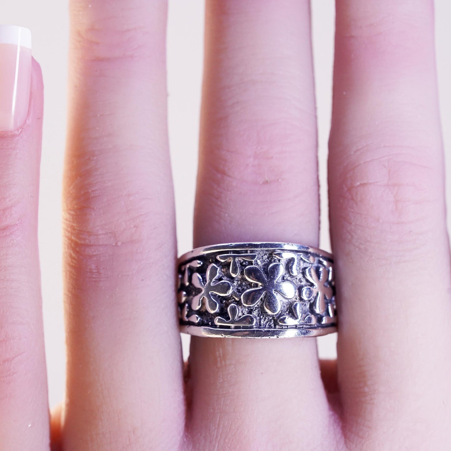 Size 9.25, vintage Sterling 925 silver handmade relief daisy flower ring band
