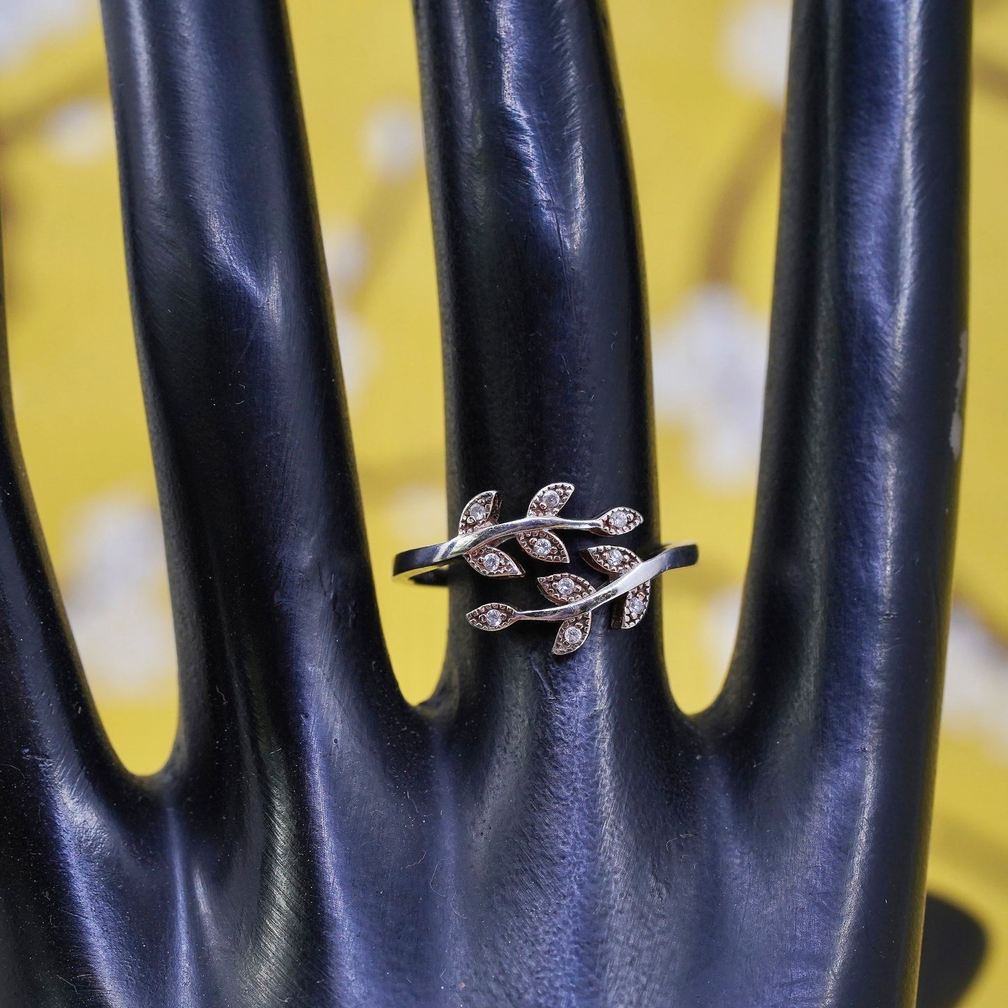 Size adjustable, VTG two tone Sterling 925 silver ring, band with leaves and cz