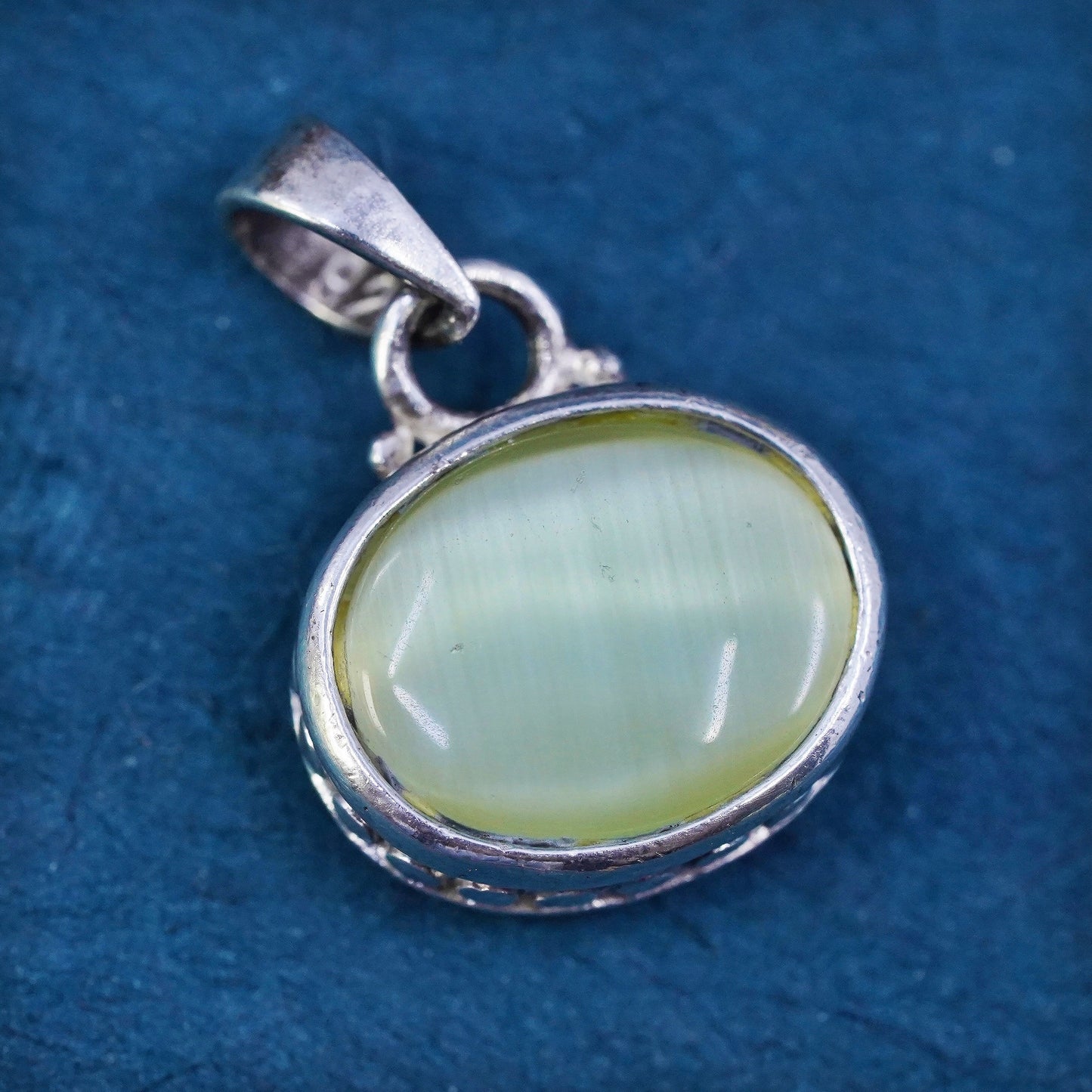 Vintage Sterling silver 925 handmade pendant with oval green cat eye