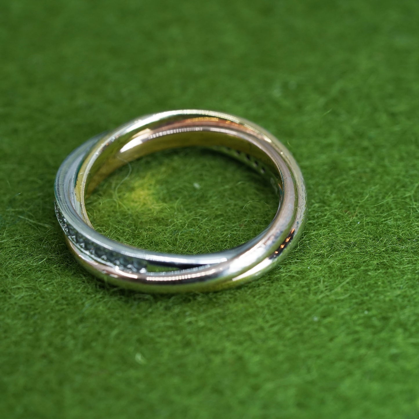 Size 6, vintage two tone Sterling 925 silver entwined band ring with cz inlay