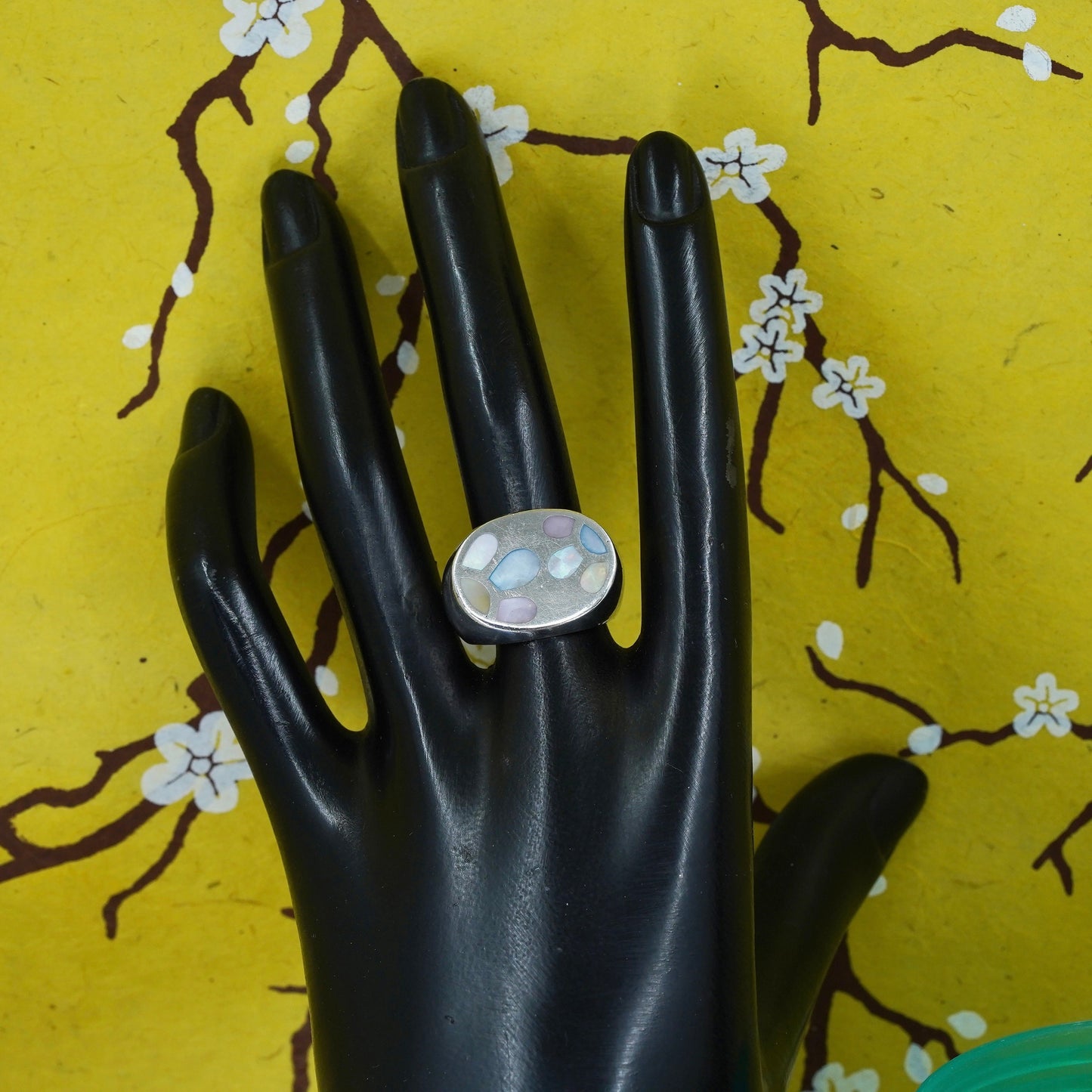 Size 8, Sterling silver ring, southwestern style, 925 band with mother of pearl